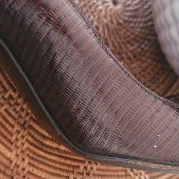 BCBG Vintage...7 (37) Italy pumps!!! - Picture 4 of 7